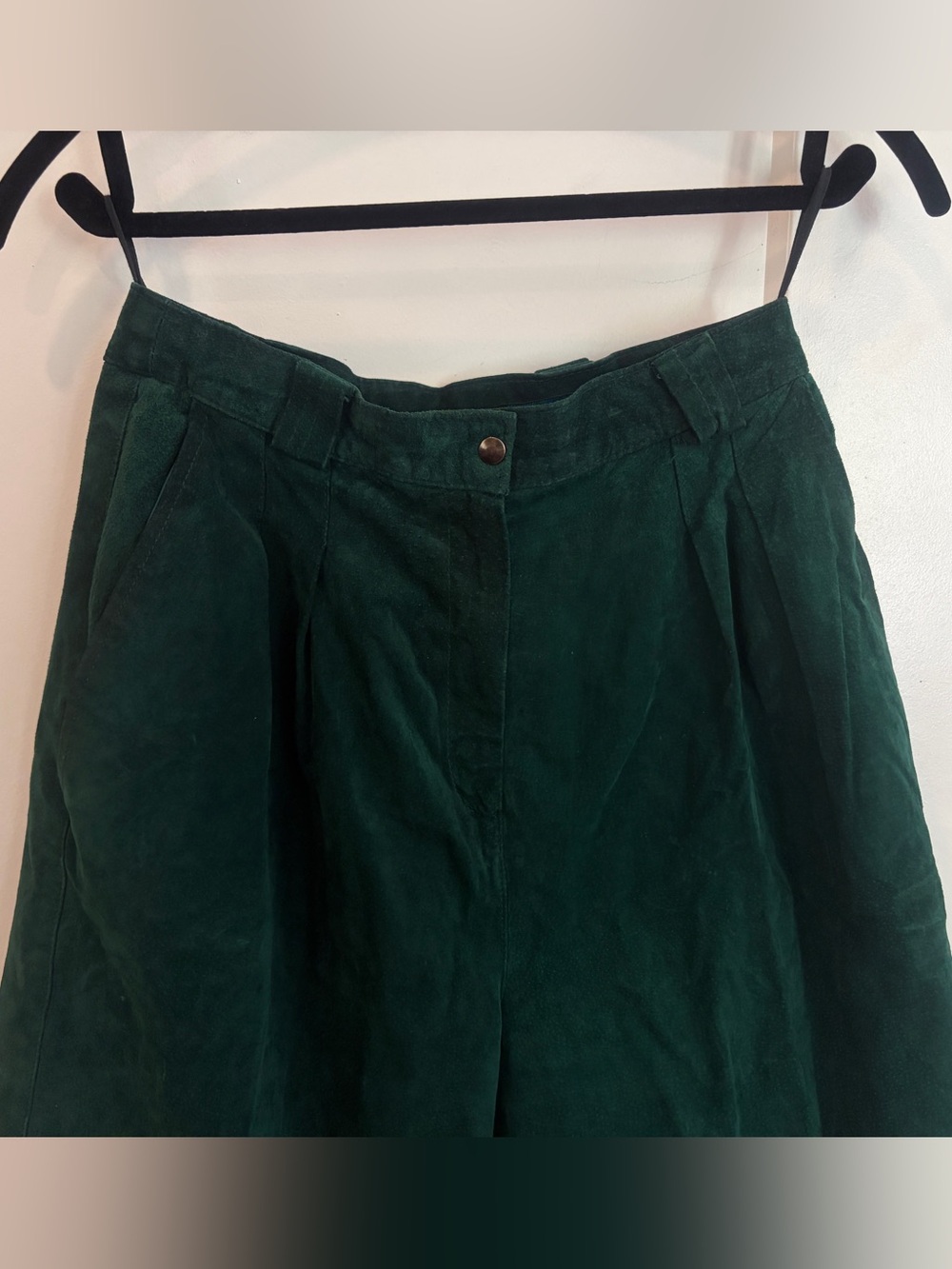 Vintage High-Waist Green leather Women’s Shorts - Picture 2 of 13